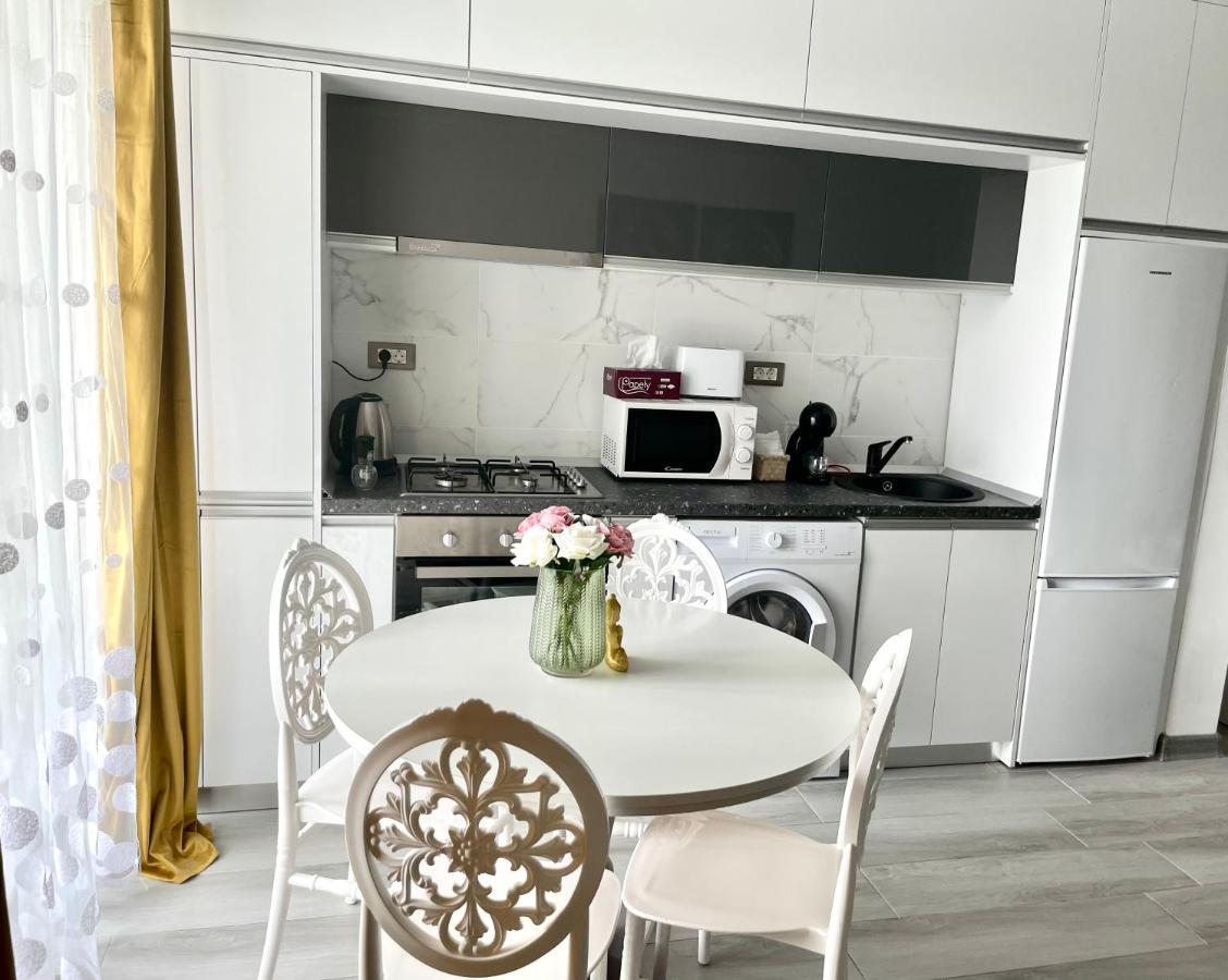 Dominic 2 Beds 1 Sofa Parking Pool Apartament By Alezzi Nord10 Apartment Navodari Luaran gambar